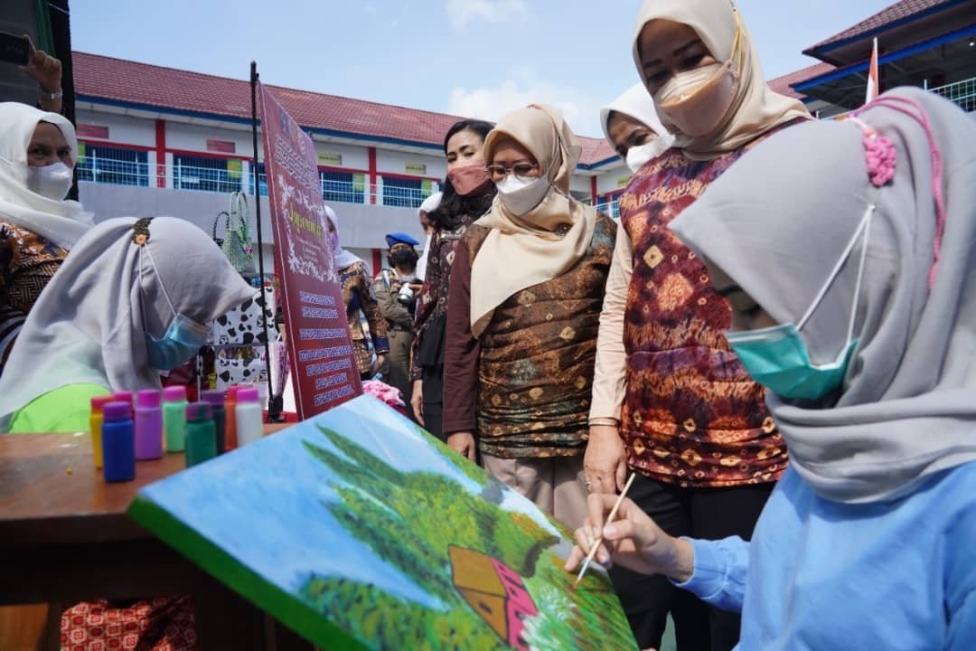 Peringatan Hari Ibu tahun 2021 di Lapas Perempuan Kelas II A Palembang, Jumat (24/12/2021) diliputi dengan suasana haru dan diwarnai isak tangis warga binaan.