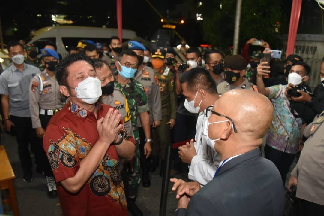 Herman Deru saat meninjau langsung pelaksanaan misa malam natal di sejumlah tempat ibadah yang ada di Kota Palembang seperti Gereja Santo Yosef, Gereja Santa Maria serta Pos Pengamanan Natal 2021 dan Tahun Baru 2022 Air Mancur, Jum’at (24/12/2021) malam.