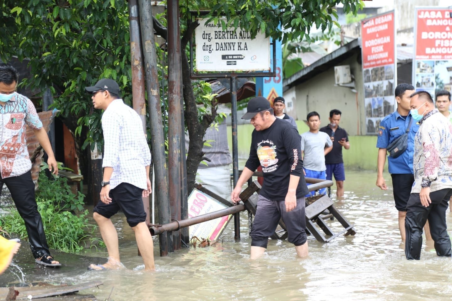 Gubernur Provinsi Sumsel H Herman Deru gerak cepat menyusuri titik-titik yang menjadi penyebab terjadinya banjir di kota Palembang, Sabtu (25/12/2021).