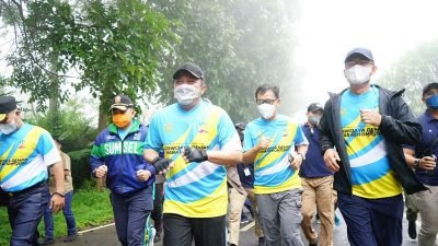 Gubernur Sumsel H Herman Deru melepas ribuan  pelari di garis start dalam ajang Sriwijaya Dempo Run 2021 bertempat di halaman Kantor Walikota Pagar Alam, Minggu (26/12/2021). 