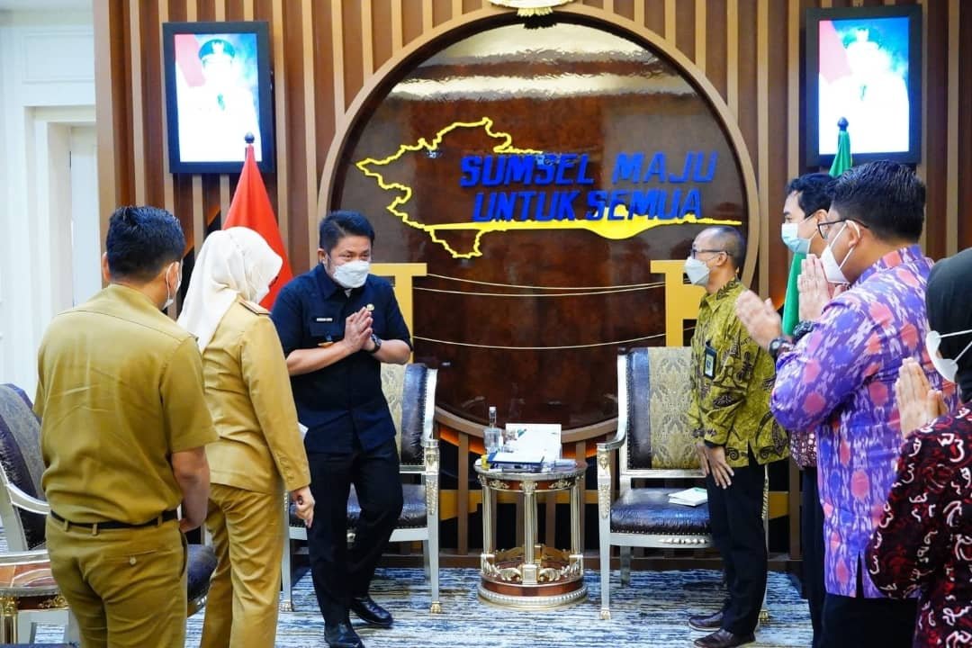 Gubernur Sumsel, Herman Deru saat menerima GM PT. Pertamina RU III, Edy Januari Utama di ruang tamu Gubernur Sumsel, Senin (27/12/2021).