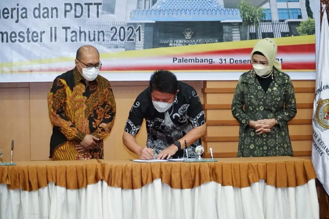 Gubernur Sumatera Selatan H. Herman Deru menandatangani Laporan Hasil Pemeriksaan (LHP) Kinerja dari Badan Pemeriksa Keuangan Republik Indonesia (BPK RI) Perwakilan Sumsel di Kantor BPK Perwakilan Sumsel, Jum’at (31/12/2021).