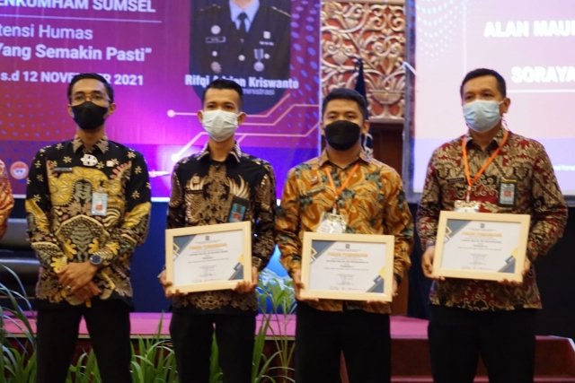 Kadivmin Kanwil Kemenkumham Sumsel, Rifqi Adrian Kriswanto saat menerima penghargaan penghargaan publikasi terbanyak