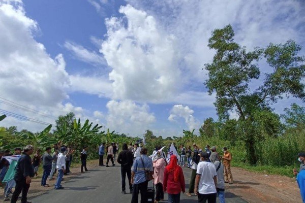 Warga Desa Karang Anyar, Kecamatan Sumber Marga Telang, Kabupaten Banyuasin Sumatra Selatan (Sumsel) melakukan pemblokiran jalan utama menuju pelabuhan Tanjung Api-Api (TAA).