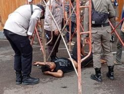 Pekerja Bangunan Jatuh Saat Pasang Ornamen di Kantor Gubernur Sumsel