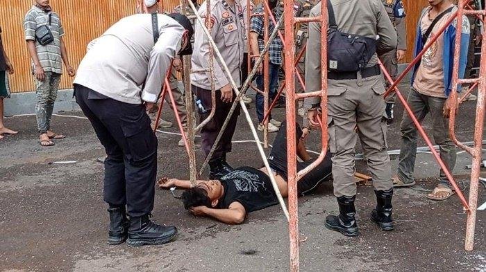 Seorang pekerja bangunan terjatuh di Kantor Pemprov Sumsel di Jalan Kapten A Rivai Palembang, Kamis (9/12/2021) sekira pukul 10.30 WIB.