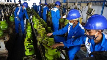 Pekerja melakukan sejumlah tahap pengisian LPG pada tabung 3 Kg di SPBE (Stasiun Pengisian Bahan Bakar Elpiji),