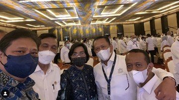 Foto: Momen foto bersama Menteri Keuangan Sri Mulyani (ketiga dari kiri) dan Ketua MPR Bambang Soesatyo (kedua dari kanan) di sela Rapimnas Kadin Indonesia di BNDCC, Bali, Jumat (3/12/2021)