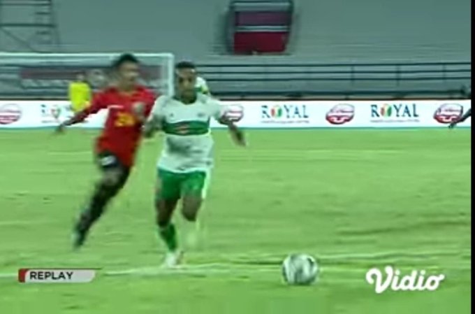 Striker timnas Indonesia asal Papua, Terens Puhiri mencetak gol untuk kemenangan Indonesia atas Timor Leste. /Tangkapan kanal YouTube Indosiar./