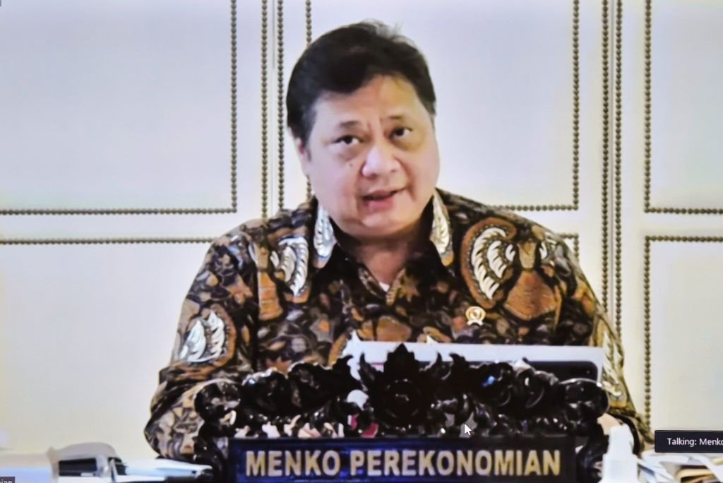 Menko Ekon Airlangga Hartarto memberikan keterangan pers usai Ratas Evaluasi PPKM, secara virtual. (Foto: Humas Setkab/Agung)