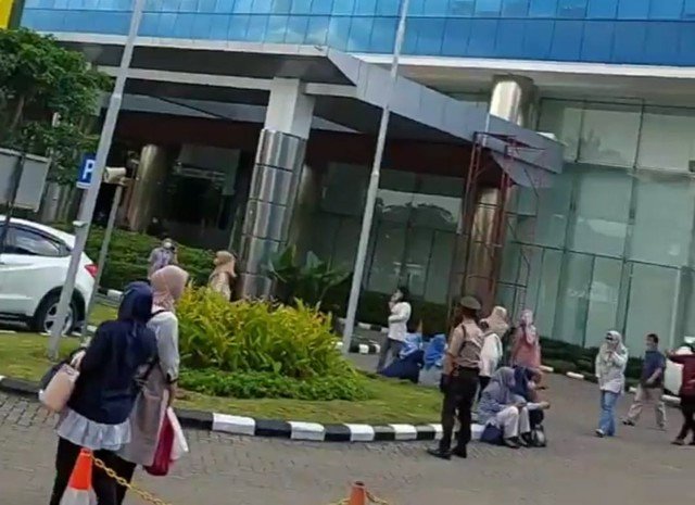 Sejumlah karyawan di kawasan perkantoran A Rivai Palembang keluar gedung, karena merasakan gempa. Foto: Istimewa