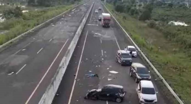 Kecelakaan maut terjadi di jalan lurus Tol Palembang-Kayuagung, Jumat (7/1) sore. Febi Khoirunnisa, seorang mahasiswi perguruan tinggi swasta di Palembang, menjadi korban kecelakaan maut di Jalan Tol Kayuagung-Palembang wilayah Pemulutan Ogan Ilir, pada Jumat (7/1) sore