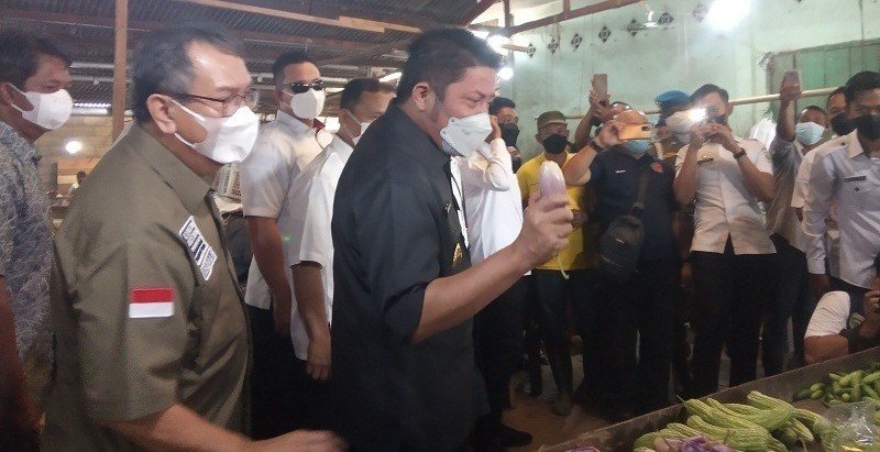 Gubernur Sumatera Selatan, Herman Deru saat meninjau Pasar tradisional Alang-Alang Lebar.