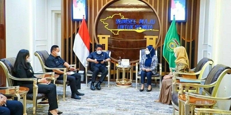 Gubernur Sumatera Selatan, Herman Deru saat menerima Ketua BKOW Sumsel, Kamis (13/1/2022).