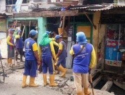 Belasan Bangunan Liar Dibongkar