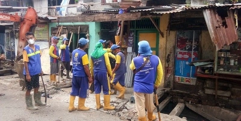 Bangunan liar yang menutupi saluran air (Drainase) di kawasan rumah Susun 24 Ilir, di bongkar
