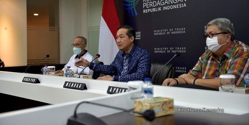 Menteri Perdagangan, Muhammad Lutfi didampingi Direktur Jenderal Perdagangan Dalam Negeri, Oke Nurwan serta Ketua Umum Asosiasi Pengusaha Ritel Indonesia (Aprindo), Roy Mandey memantau implementasi kebijakan minyak goreng satu harga dengan harga setara Rp14.000