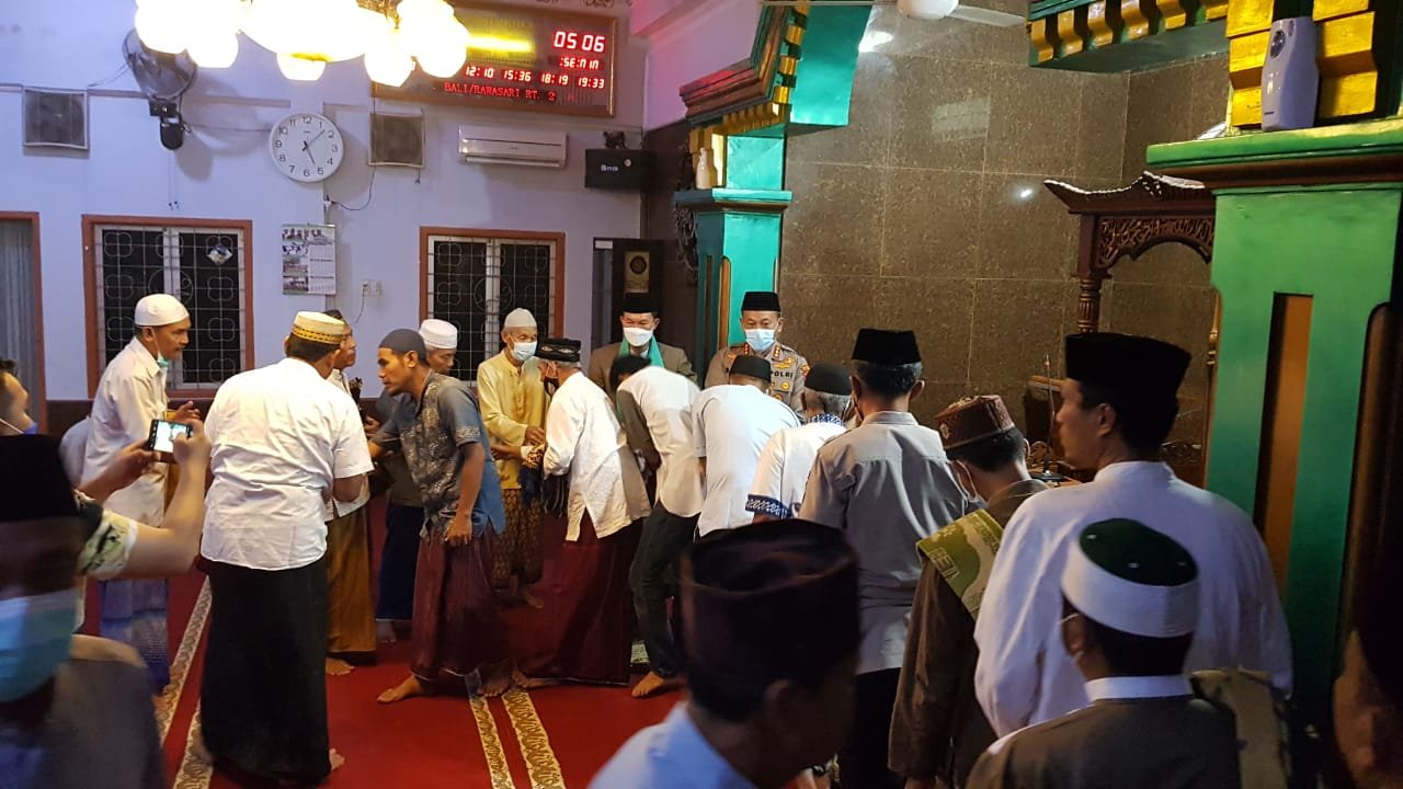 Walikota Palembang, Harnojoyo Minggu (10/1/2022) subuh dan Kapolresta baru, Mokhamad Ngajib kompak melaksanakan shalat subuh berjamaah di Masjid Al Ikhlas Sekip Bendung Palembang.