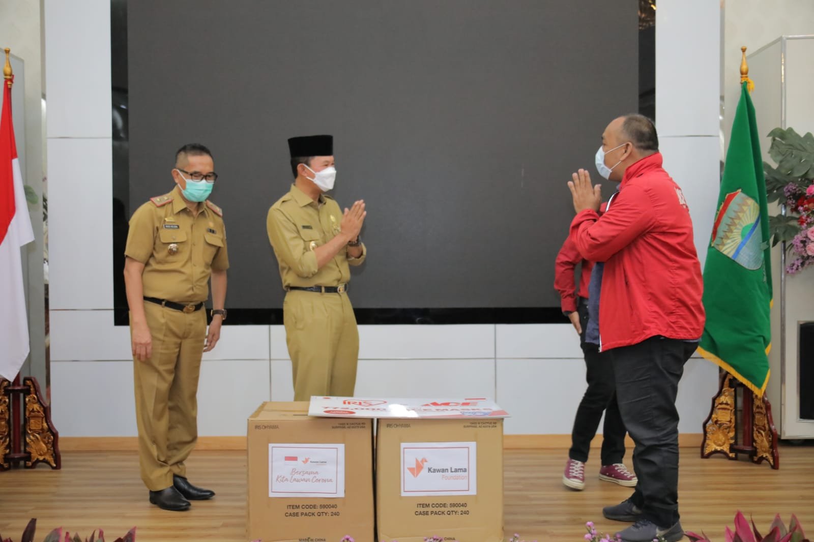 ACE Hardware Palembang Square saat menyerahkan 15 ribu masker kepada Walikota Palembang H.Harnojoyo, Senin (10/1/2022).