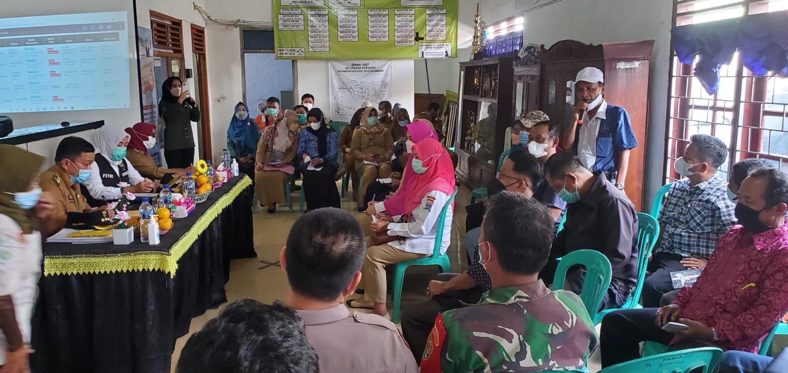 Fitrianti Agustinda Wakil Walikota (wawako) Palembang dan rombongan ngator di kantor Lurah Kertapati Kecamatan Kertapati Palembang, Selasa (11/1/2021)