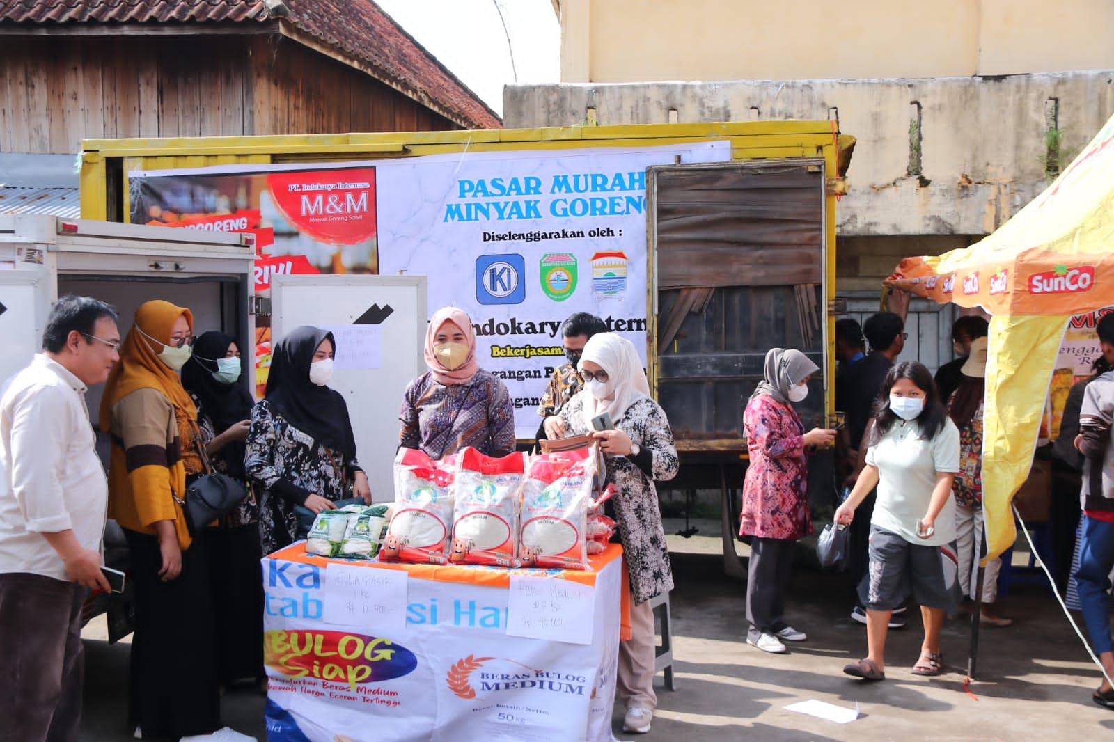 Harga minyak goreng dan beras melambung, emak emak rela antri dari pagi, buru sembako murah