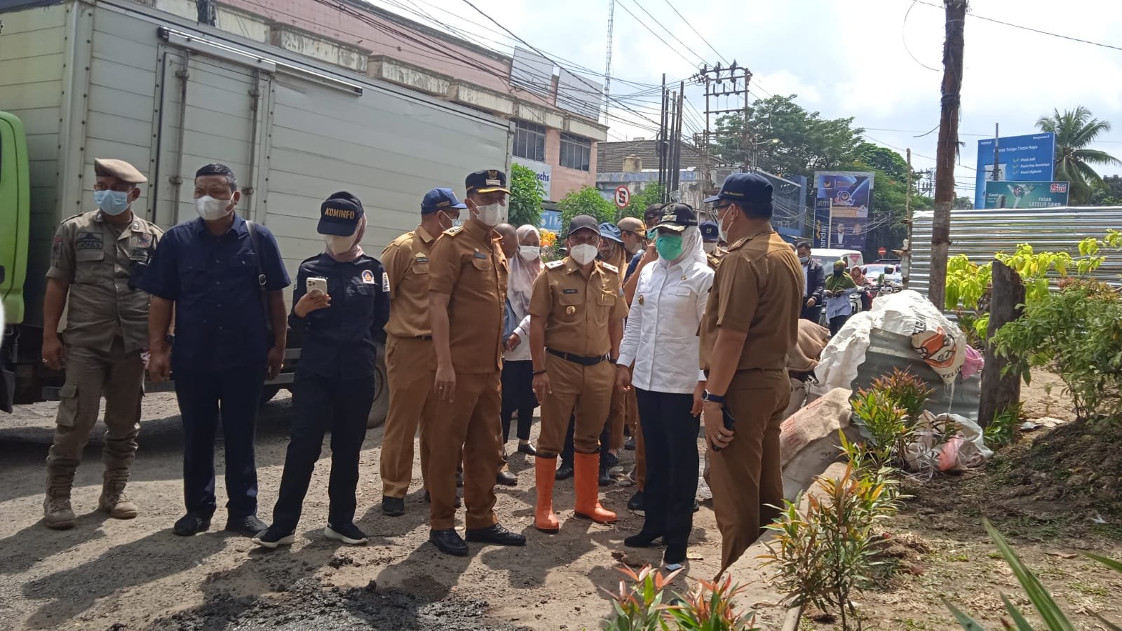 Kadis PU Palembang, Ahmad Bastari dan Wawako Palembang, Fitrianti Agustinda saat meninjau jalan di Pasar Satelit Sako