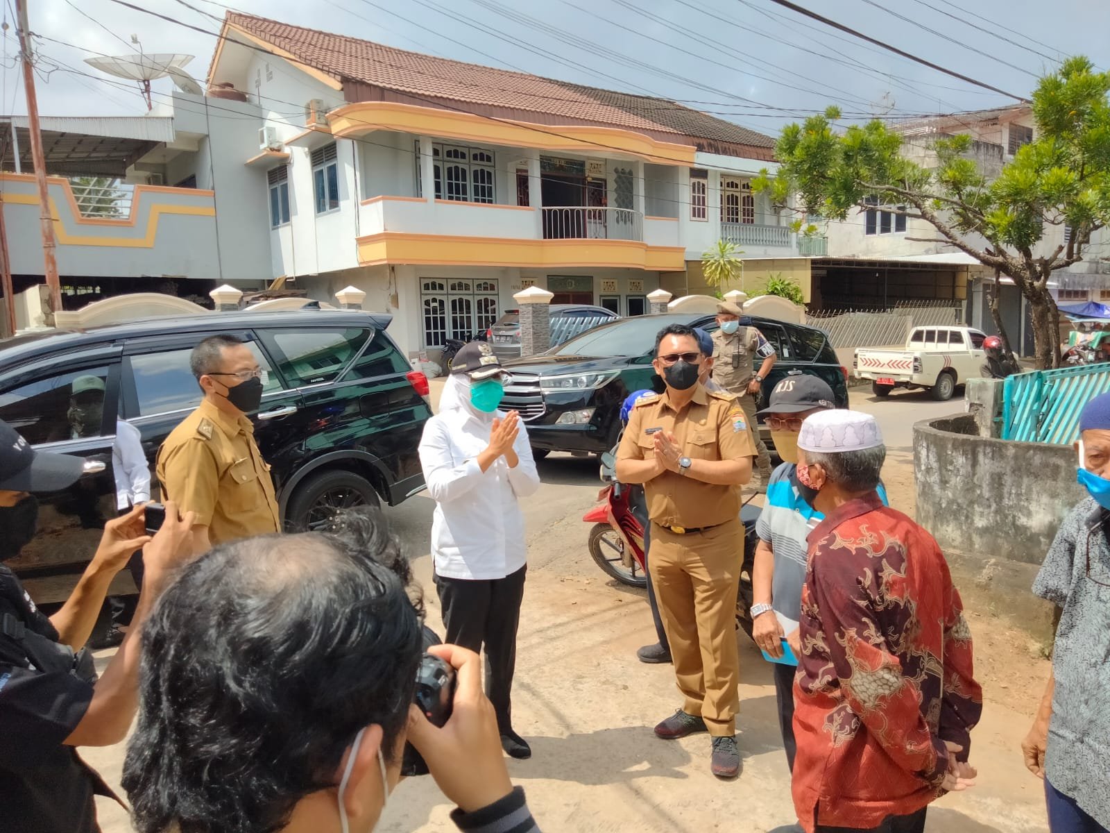 Fitrianti Agustinda yang didampingi Sekretaris Lurah Bukit Sangkal dan Aprizal saat meninjau banjir di Kalidoni