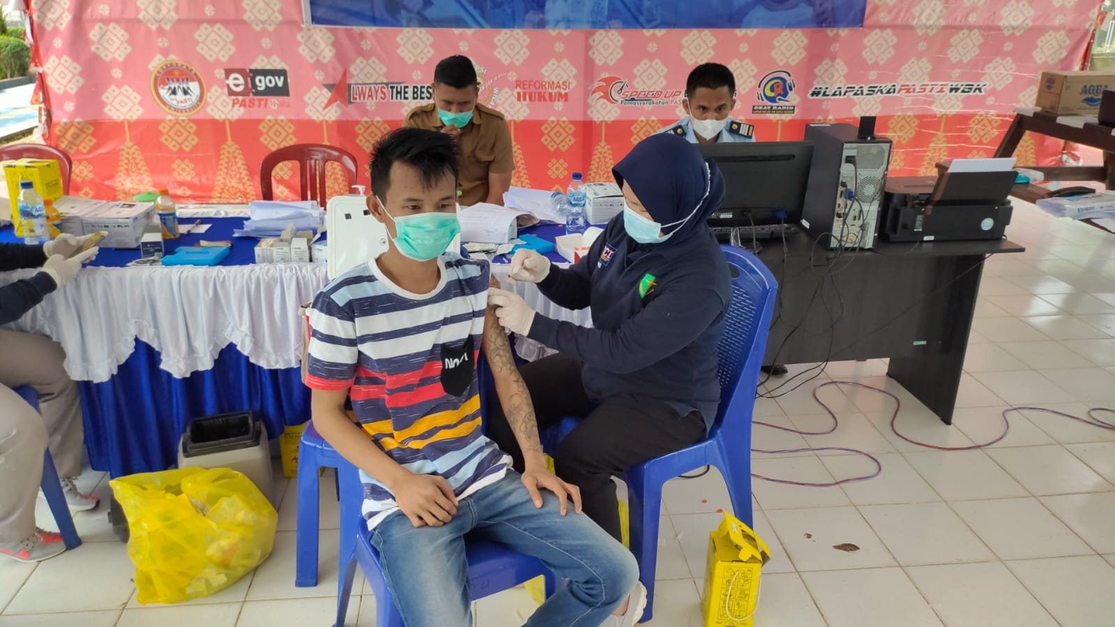 Warga binaan lapas Klas IIb Kayuagung di suntik vaksin