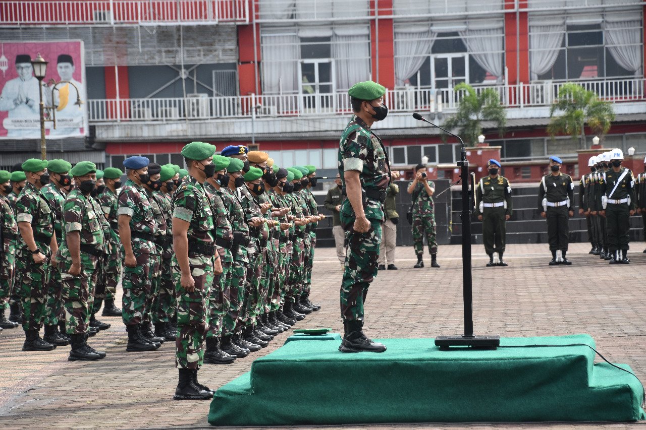 Pangdam II/Sriwijaya Mayjen TNI Agus Suhardi memimpin Apel Gelar Pasukan