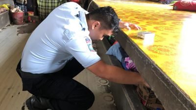 Kalapas Klas IIb Kayuagung saat razia kamar hunian narapidana, Kamis (6/1/2022)