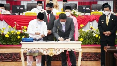Gubernur Sumsel H Herman Deru menandatangani kerjasama (MoU) antar Daerah yang melibatkan sejumlah Provinsi di Sumatera yang digelar disela-sela sidang paripurna DPRD Jambi dengan agenda peringatan hari jadi Provinsi Jambi ke-65, Kamis (6/1/2022)
