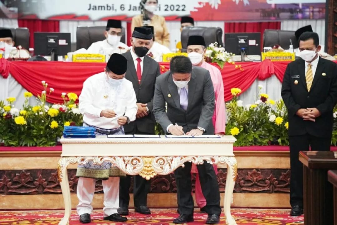 Gubernur Sumsel H Herman Deru menandatangani kerjasama (MoU) antar Daerah yang melibatkan sejumlah Provinsi di Sumatera yang digelar disela-sela sidang paripurna DPRD Jambi dengan agenda peringatan hari jadi Provinsi Jambi ke-65, Kamis (6/1/2022)