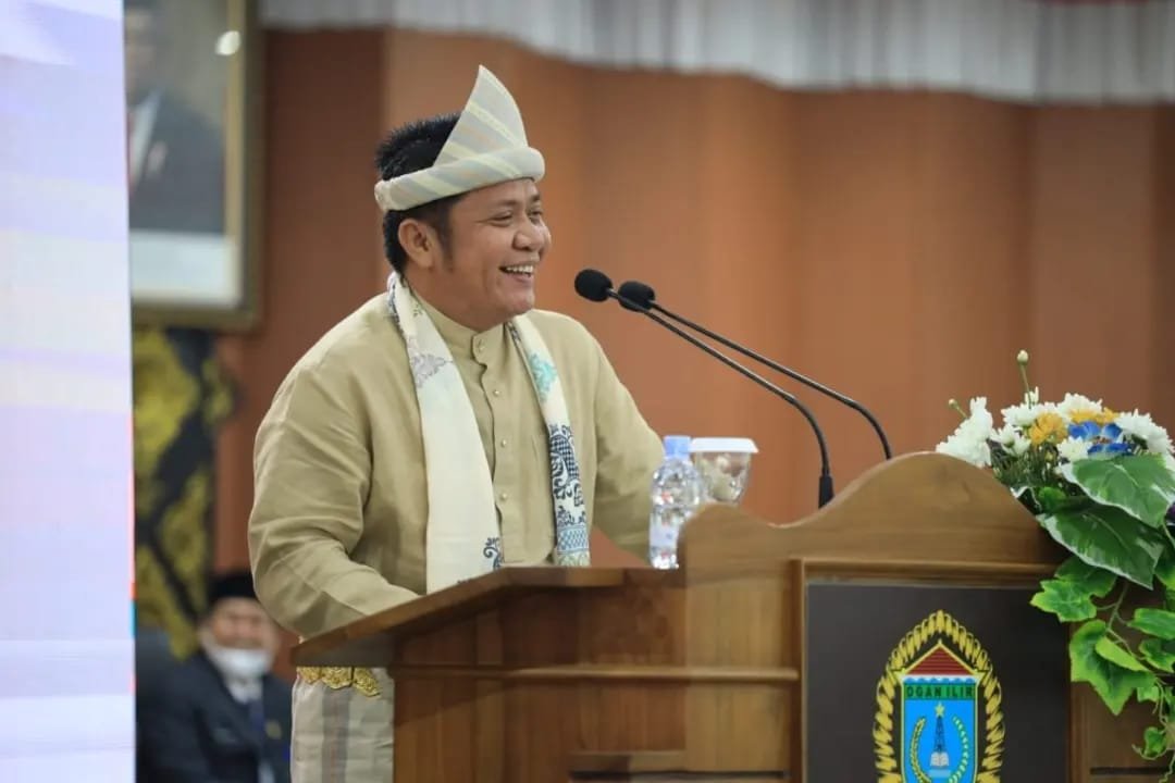Gubernur Sumsel H. Herman Deru saat memberikan sambutan pada sidang paripurna ke I  DPRD Kabupaten Ogan Ilir dalam rangka Peringatan Hari Ulang Tahun (HUT) Kabupaten Ogan Ilir ke 18 Tahun di Tanjung Senai Indralaya, Jumat (7/1/2022) Pagi.