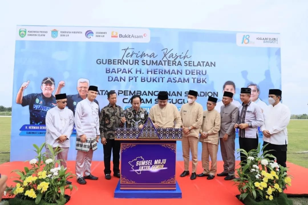 Gubernur Provinsi Sumatera Selatan (Sumsel) H. Herman Deru didampingi oleh Bupati Kabupaten Ogan Ilir Panca Wijaya Akbar dan Direktur Utama PT Bukit Asam Arsal Ismail, meresmikan Stadion olahraga Caram Seguguk, di Kawasan Perkantoran Kabupaten Ogan Ilir, Jumat (7/1/2022)