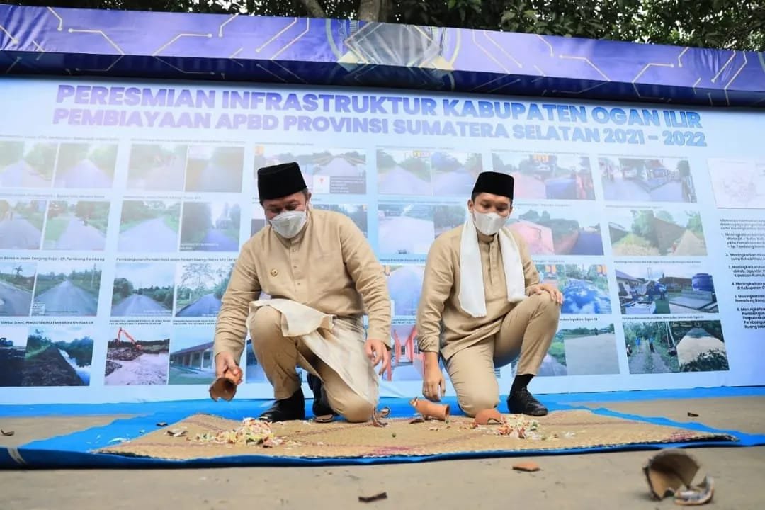 Gubernur Herman Deru, dan Bupati Ogan Ilir, Panca Wijaya saat meresmikan pembangunan infrastruktur yang terpusat di Desa Sukarame Kecamatan Pemulutan Kabupaten Ogan Ilir.