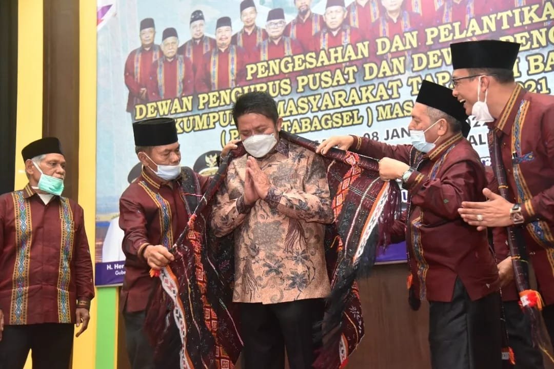 Gubernur Sumsel H Herman Deru saat menghadiri Pelantikan Dewan Pengurus Pusat dan Dewan Pengurus Daerah Perkumpulan Masyarakat Tapanuli Bagian Selatan (PERMATABAGSEL) Masa Bakti 2022-2024, di Auditorium Asrama Haji Palembang, Sabtu (8/1/2022). 