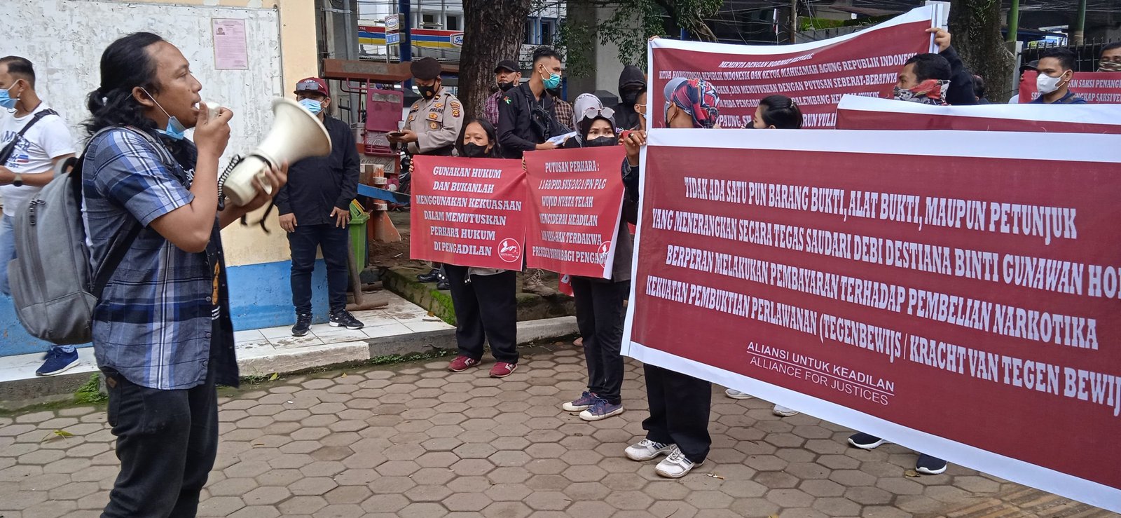 Aliansi untuk keadilan menolak hasil putusan majelis hakim atas vonis Debi Destiana (27), terdakwa kasus narkoba yang dijatuhi hukuman delapan tahun penjara.
