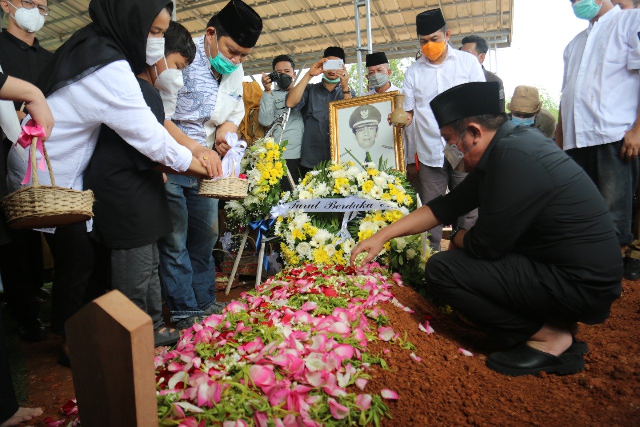 Herman Deru saat prosesi pemakaman mantan Walikota Palembang dua periode Drs. H. Husni MM Bin Zainal di TPU Keluarga Gandus Kota Palembang, Selasa (11/1/2022) 