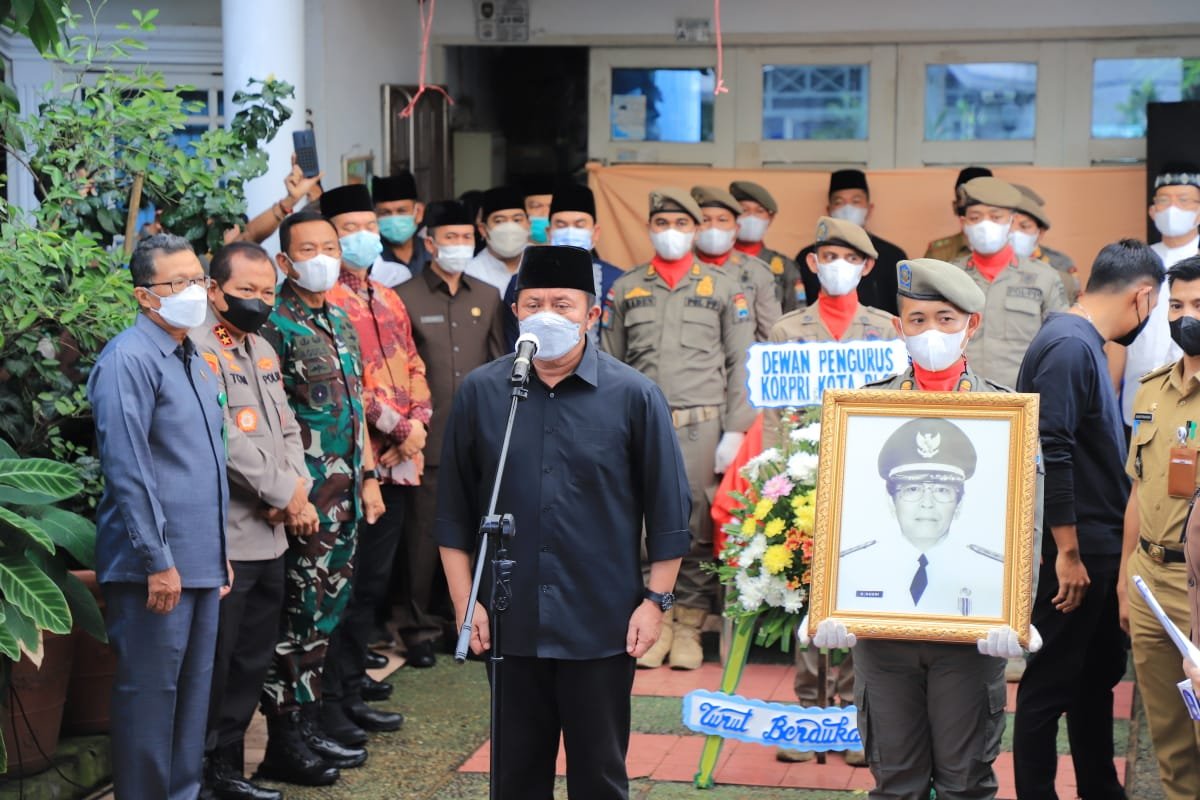 Herman Deru saat menjadi irup prosesi pemakaman Walikota Palembang periode 1993-2003, Drs. H. Husni MM Bin Zainal, Selasa (11/1/2022)