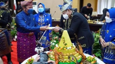 Herman Deru saat Menghadiri Hari Jadi ke-18 Kabupaten OKU Timur di Gedung DPRD OKU Timur, Senin (17/1/2022). 