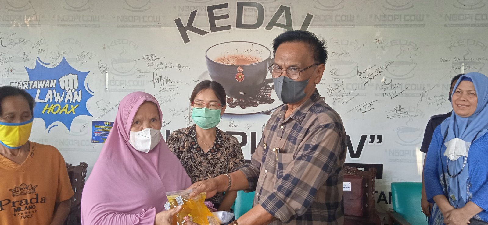 Wakil Ketua PWI Sumsel Anwar Rasuan secara simbolis membagikan minyak goreng kepada masyarakat