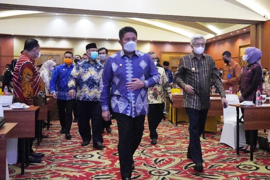 Herman Deru dan Mawardi Yahya saat menghadiri Rapat Koordinasi Terbatas dengan para pejabat pimpinan tinggi pertama dan pejabat administator di lingkungan Pemprov Sumsel di Ballroom Hotel Aryaduta Palembang, Jumat (21/1/2022). 