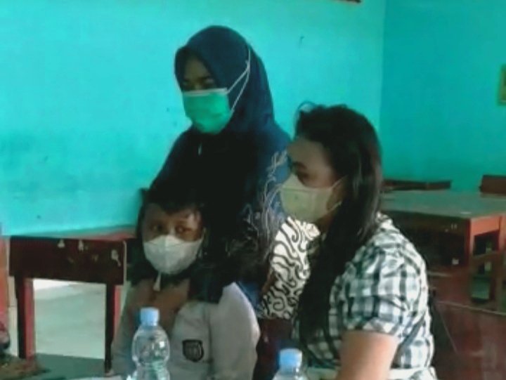 Ilustrasi vaksinasi anak saat di dampingi orang tua