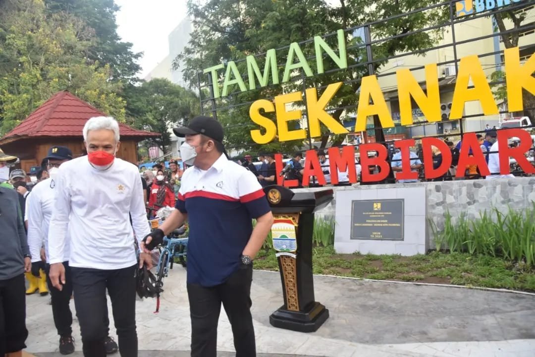 Gubernur Sumsel, Herman Deru dan Gubernur Jabar, Ganjar Pranowo meninjau serta turun langsung melihat aliran Sungai Sekanak Lambidaro