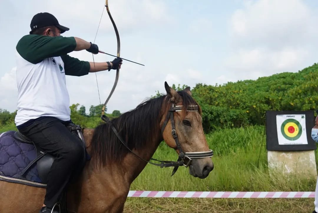 Herman Deru saat membuka langsung Seleksi Kejurnas Komisi V Horseback Archery Sumatera Selatan di Lapangan Sriwalk Palembang, Minggu (23/1/2022). 