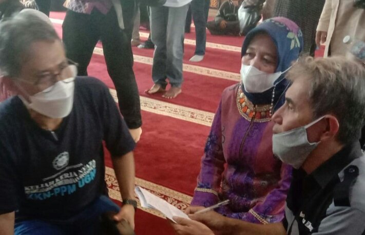 Rektor UGM Yogyakarta Prof Dr Panut Mulyono M Eng, D Eng, IPu, ASEAN Eng sedang berbincang dengan wartawan