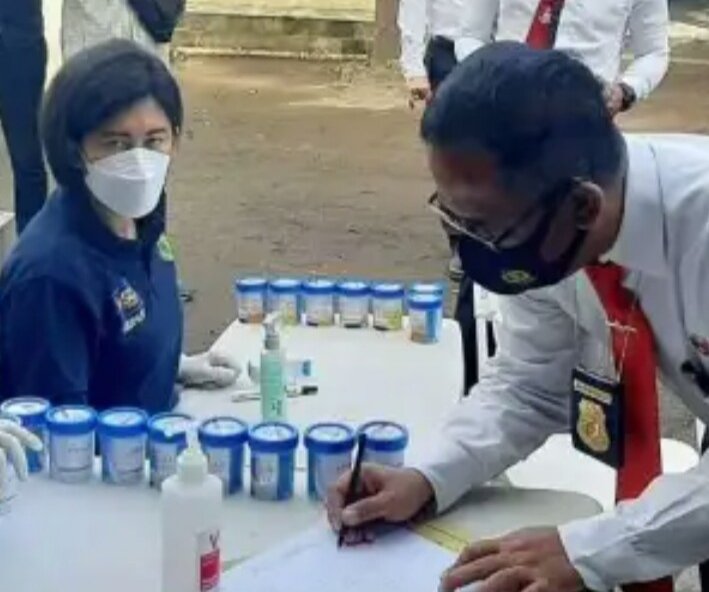 Polda Sumsel melakukan tes urine terhadap personal kepolisian di Sumatera Selatan.