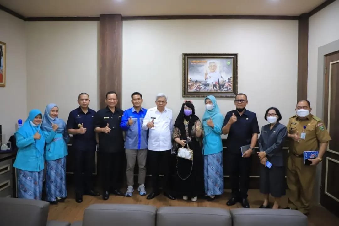 Wakil Gubernur Sumsel H. Mawardi Yahya menerima audiensi pengurus Yayasan Rumah Peradaban Kayuagung di ruang tamunya.