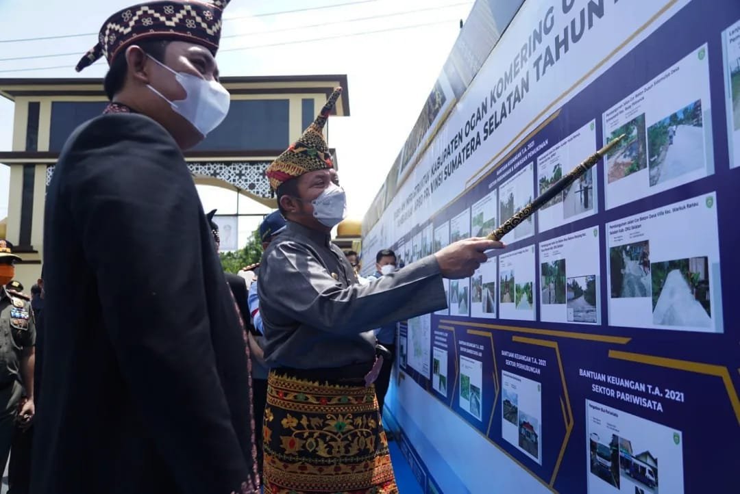 Gubernur Sumsel, Herman Deru saat meninjau 37 kegiatan pembangunan infrastruktur  yang didanai melalui APBD Pemerintah Provinsi Sumatera Selatan (Sumsel) dari pos Bantuan Gubernur Khusus (Bangubsus) tahun 2021 di Kabupaten OKU Selatan