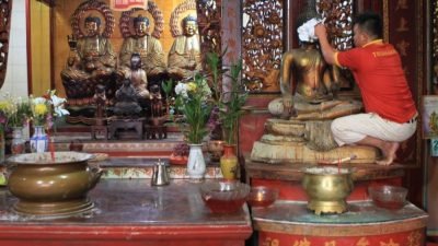 Tradisi Jelang Imlek: Ritual Antar Dewa ke Langit dan Cuci Patung